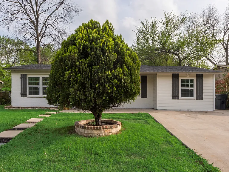 1104 Belvedere Dr — Photo 4