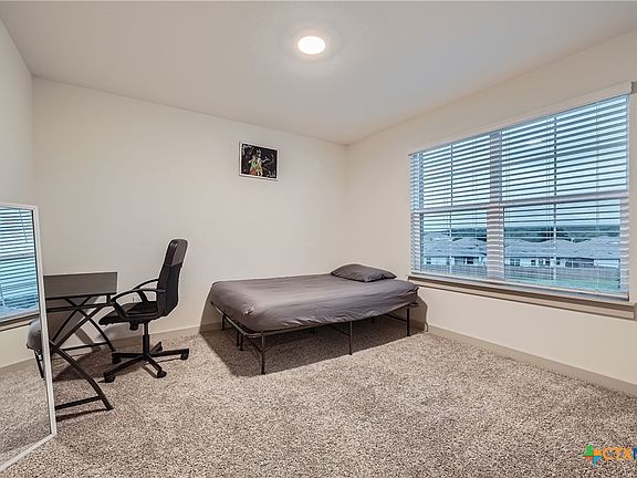 5th image of 10601 Seguin St
