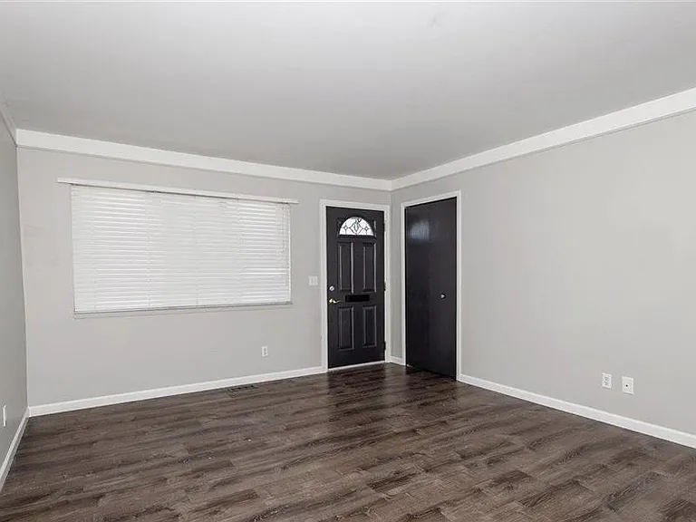 21825 Ridgeway St — Photo 2
