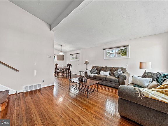 5th image of 410 Lyndhurst Dr