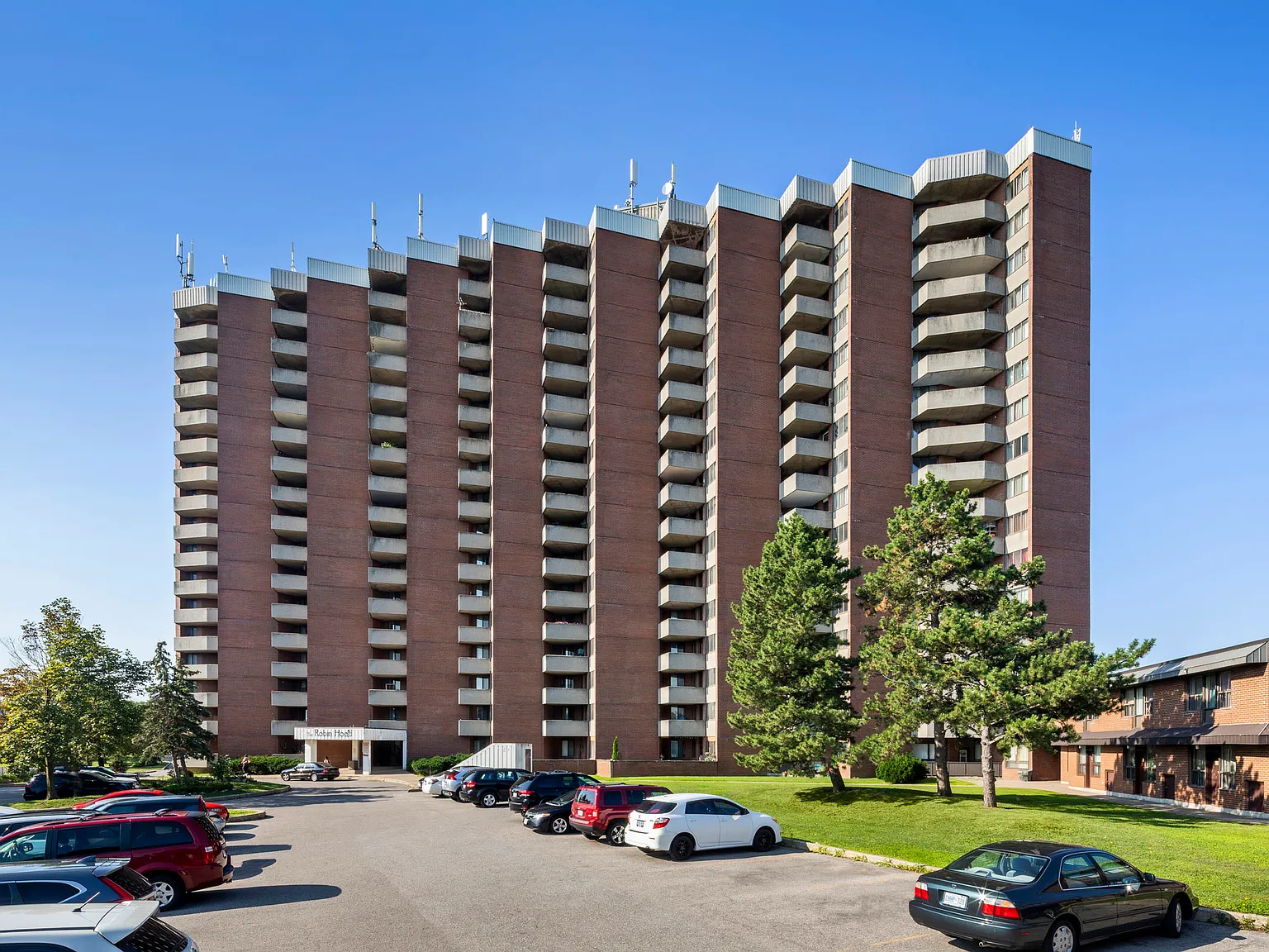 Robin Hood Apartments — Photo 2