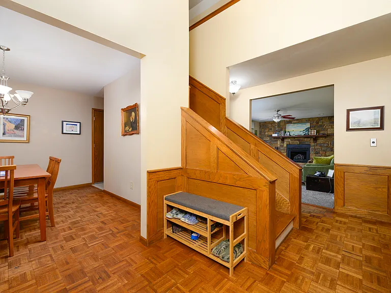 107 Lincoln Ln — Photo 3