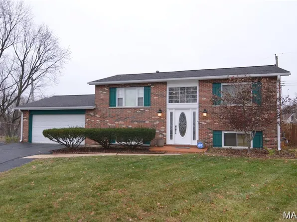 25 Bernie Cir, Maryland Heights, MO 63043