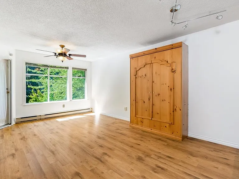 925 W 10th Ave #301 — Photo 4