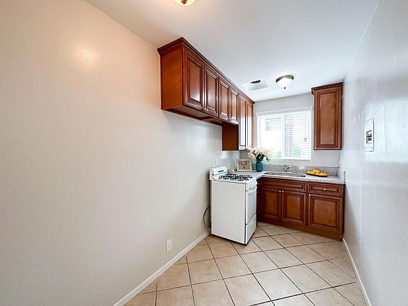 5th image of 6450 Lexington Ave #17A