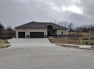 17600 Mission Rdg, Smithville, MO 64089