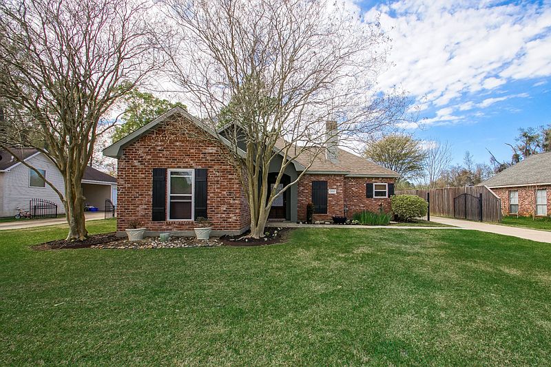 1st image of 17457 Lauren Dr