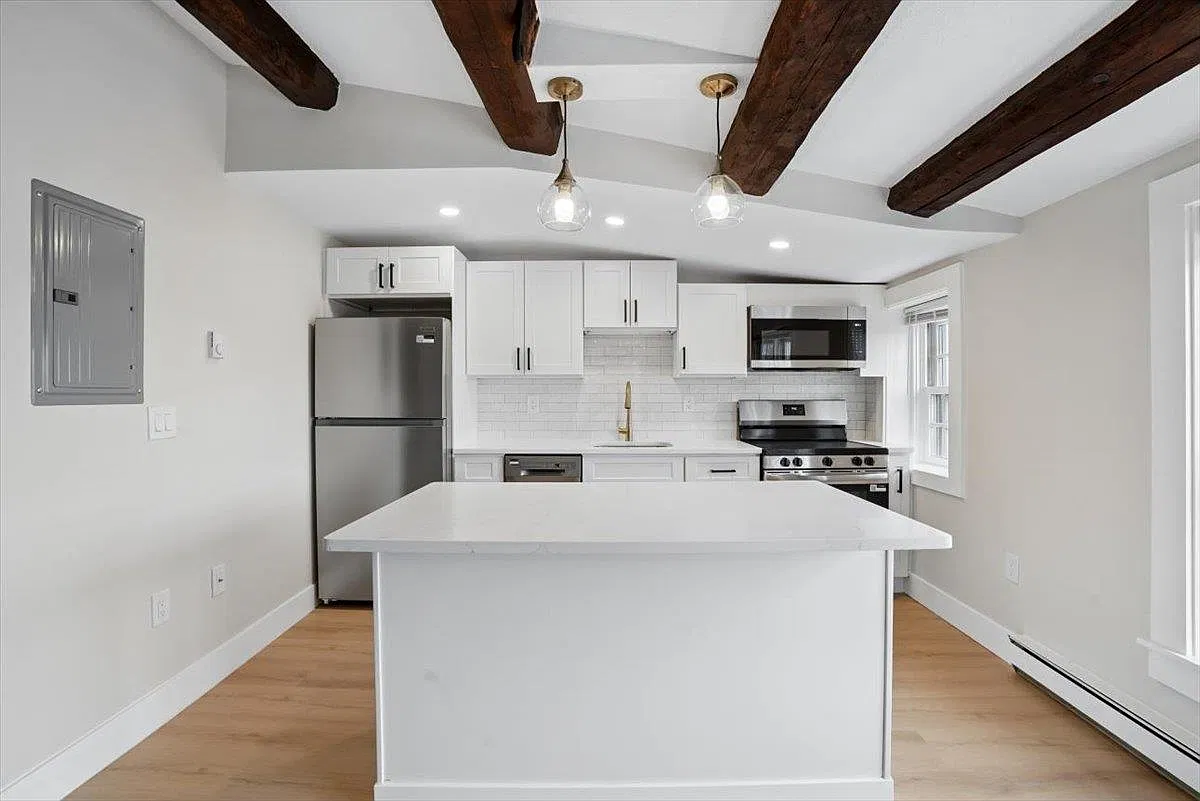 2 bed, 1.0 bath, 869 sqft, $4,200 — Photo 4