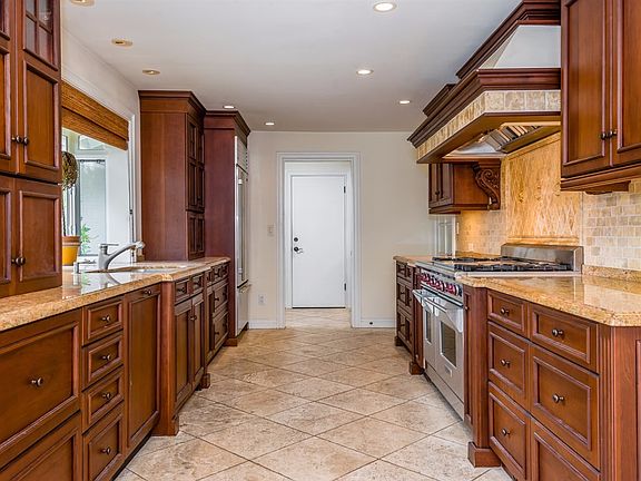 5th image of 6151 Woodlake Ave