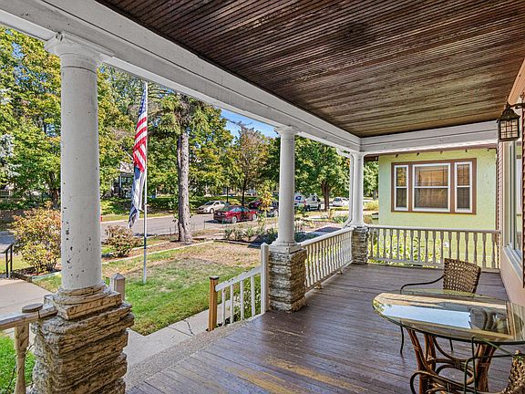 2nd image of 1870 Laurel Ave
