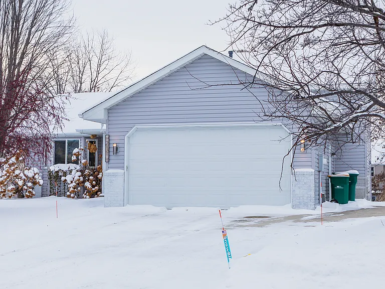 211 Alva St — Photo 3