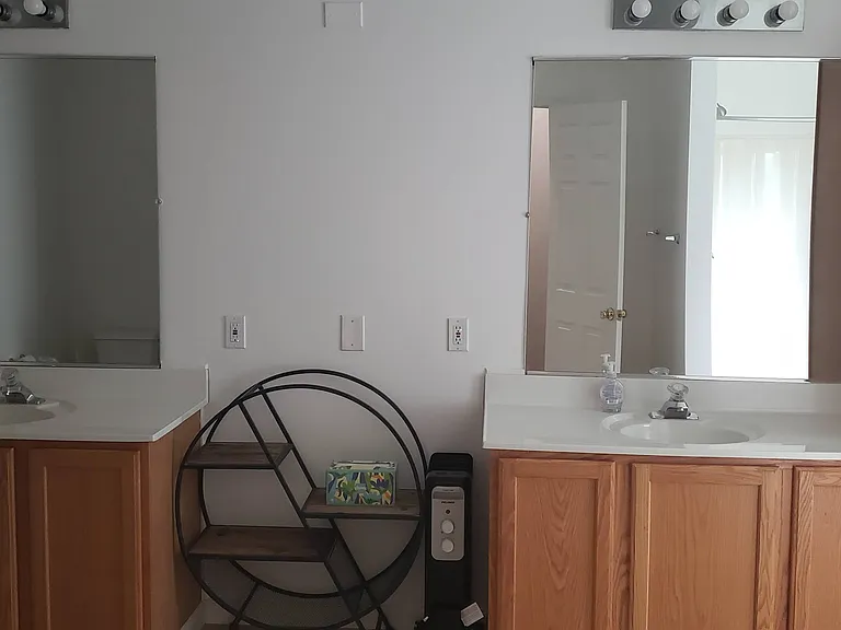 Double vanity bathroom