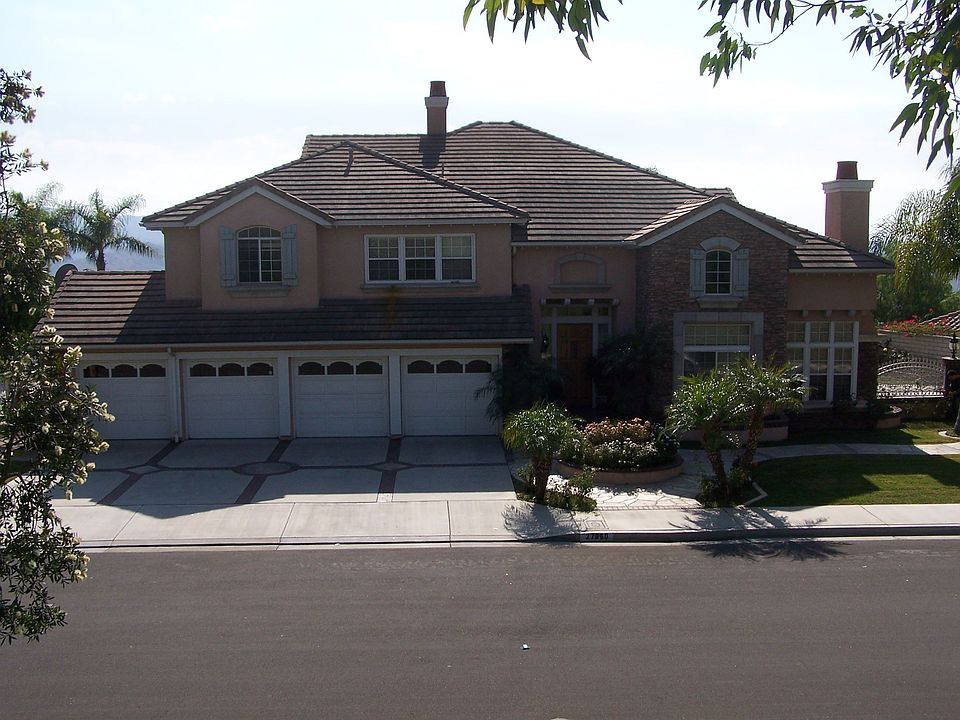 Front w/ 4 car garage