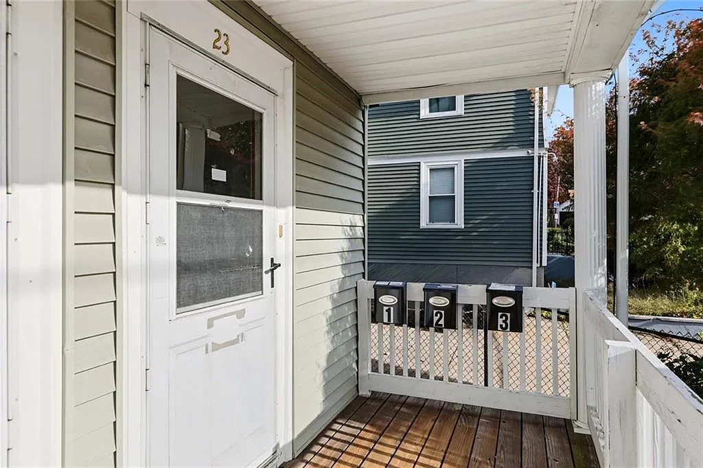 3 bed, 1.0 bath, 1317 sqft, $2,400 — Photo 2