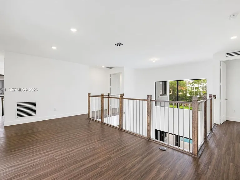 19749 NE 16th Pl — Photo 34