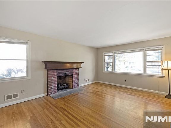 5th image of 546 Lynn Street