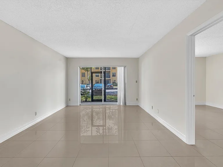 470 NW 20th St — Photo 10