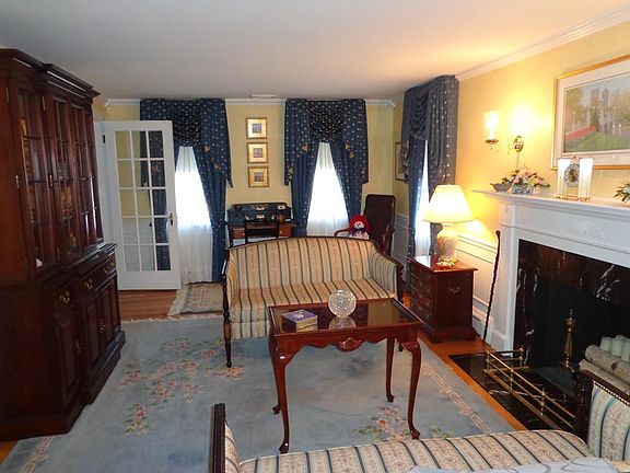 5th image of 272 Essex St