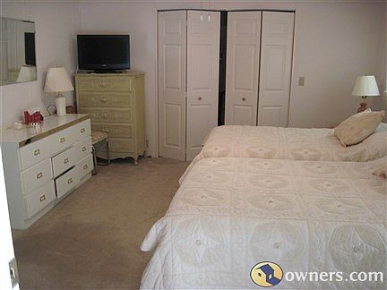 Master bedroom w huge closet