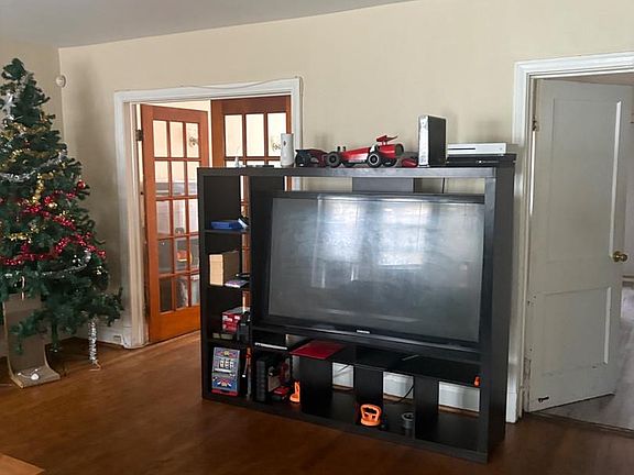 5th image of 709 N Augusta Ave