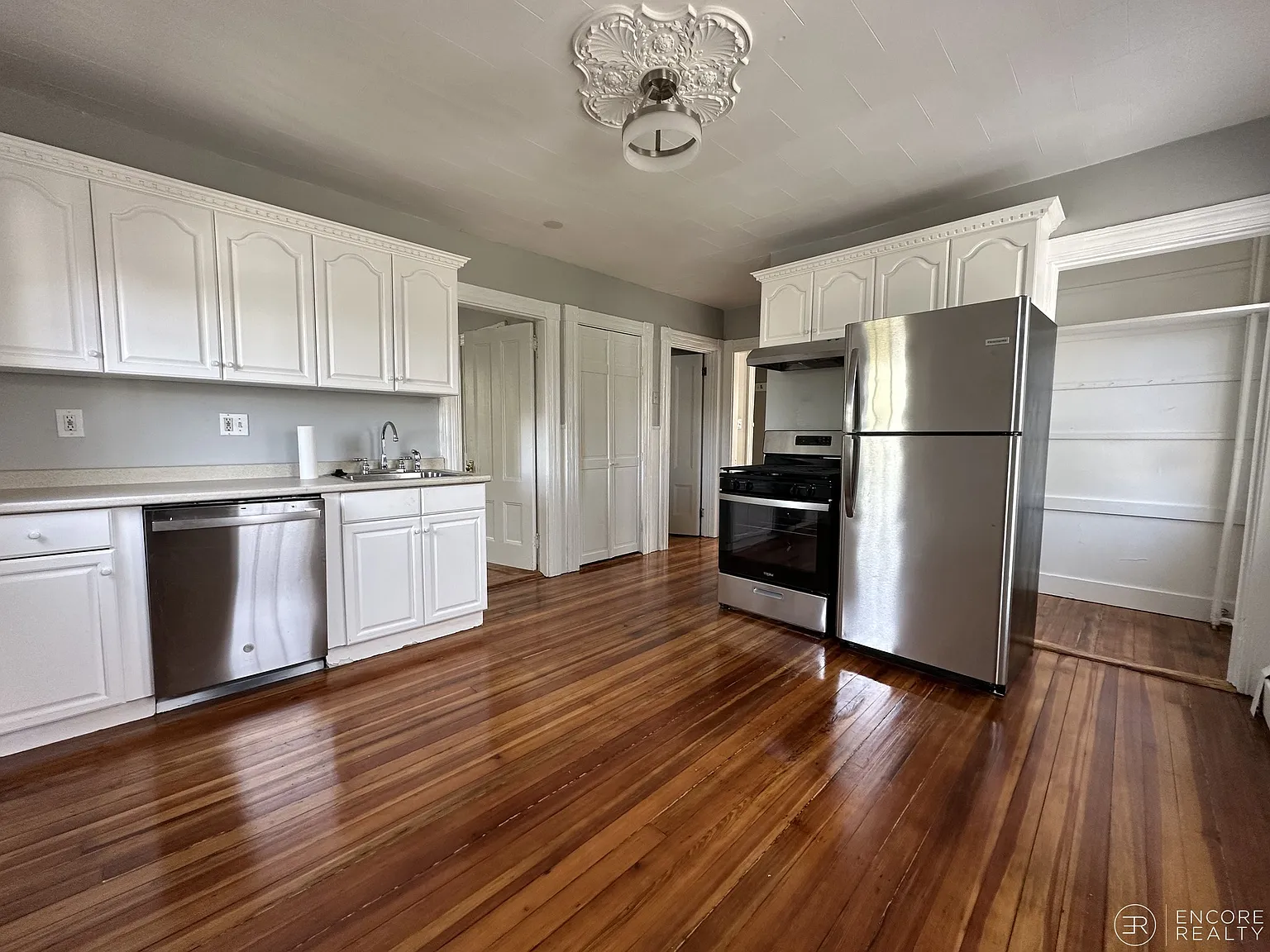 4 bed, 9999 sqft, $4,400 — Photo 1