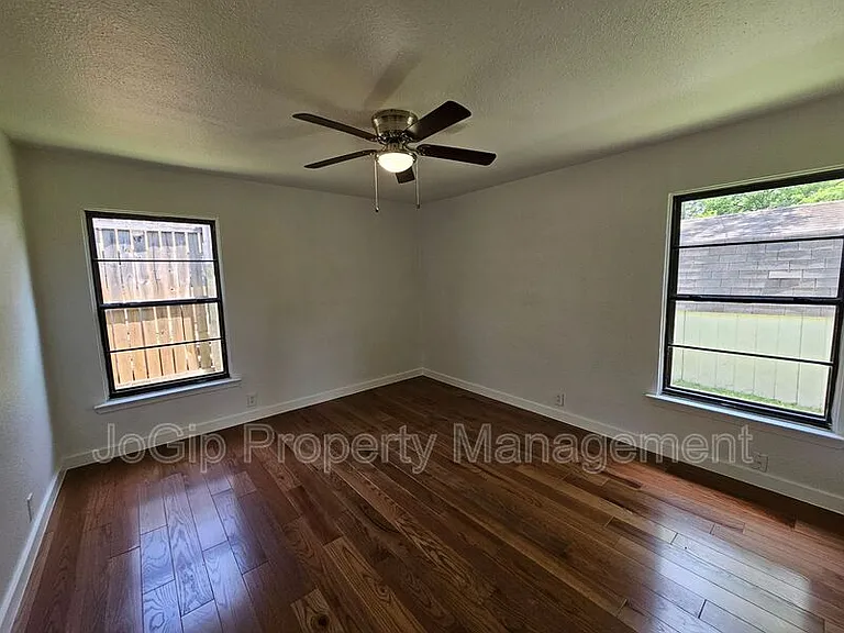 2402 Housley Dr — Photo 18