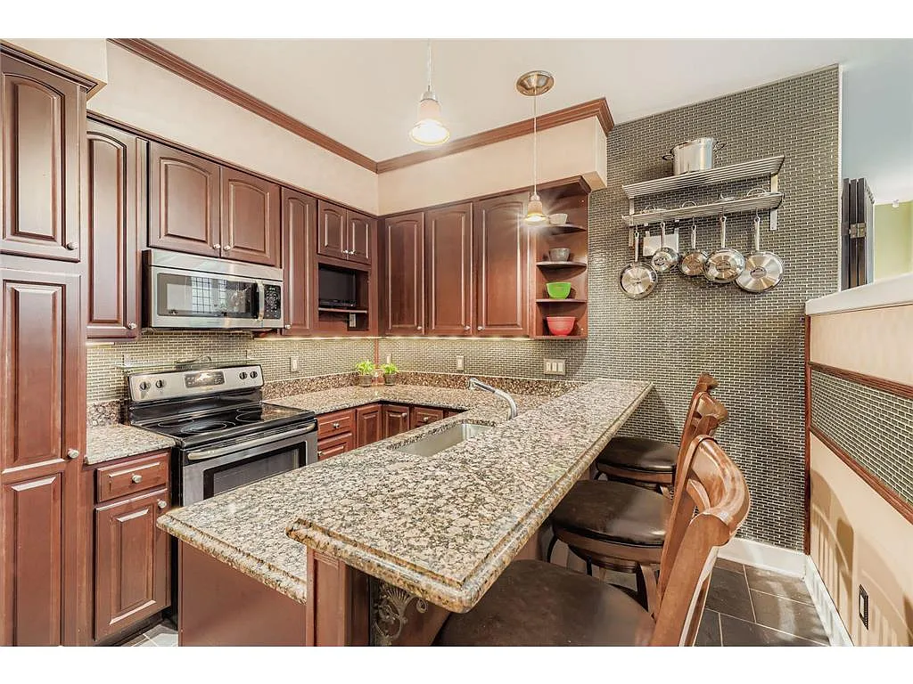 Building Photo - 2219 Pillsbury Ave #5