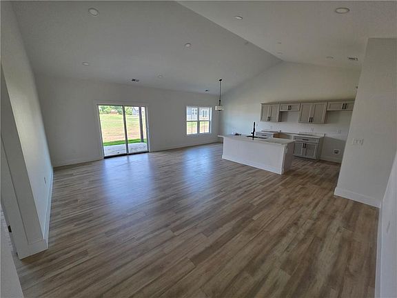 4th image of 606 Catalpa St