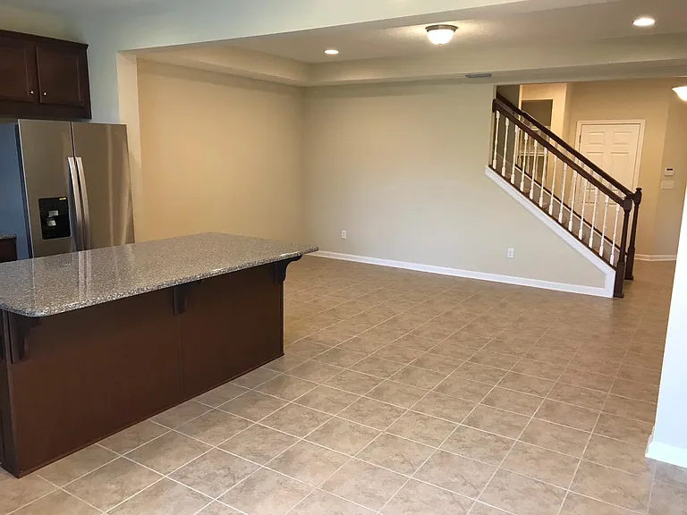 583 Richmond Dr — Photo 3