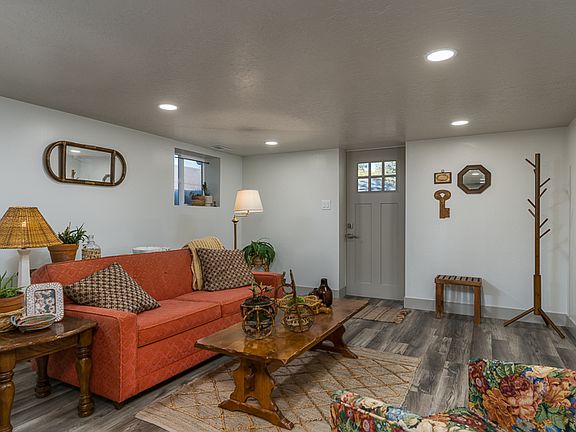 4th image of 957 E Center St #B