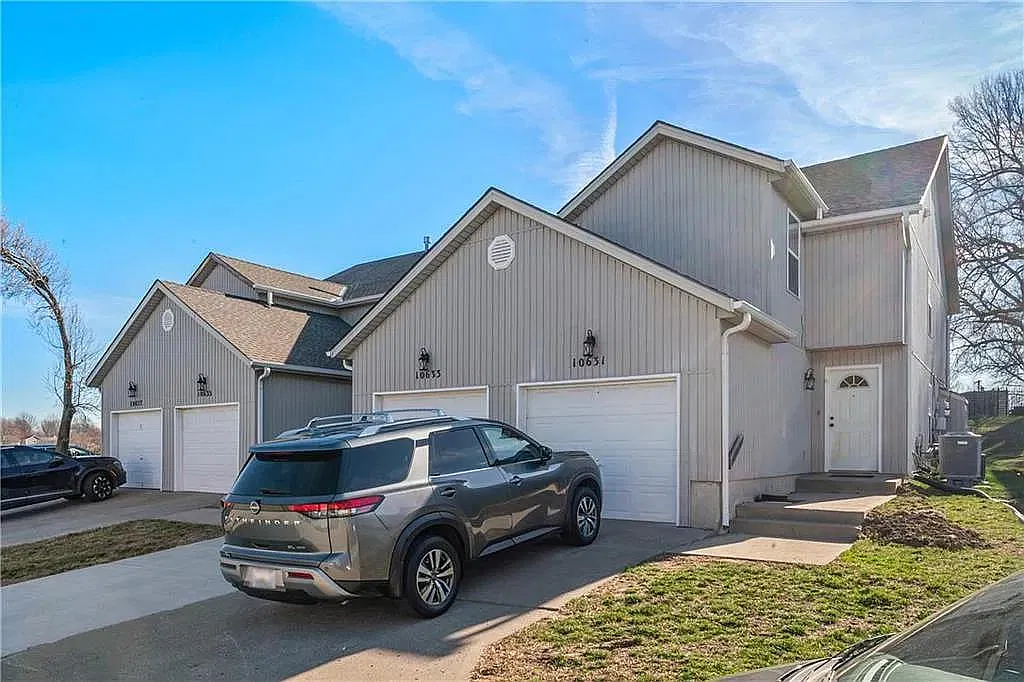 10631 N Locust Ct — Photo 1