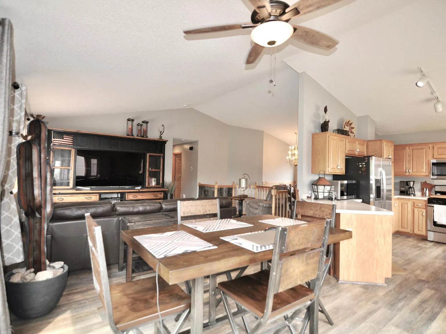 5 bed, 2462 sqft, $2,899 — Photo 3