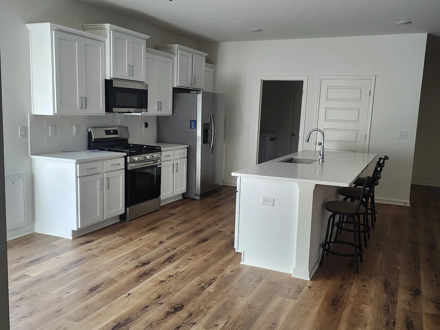 4 bed, 2273 sqft, $2,400 — Photo 4