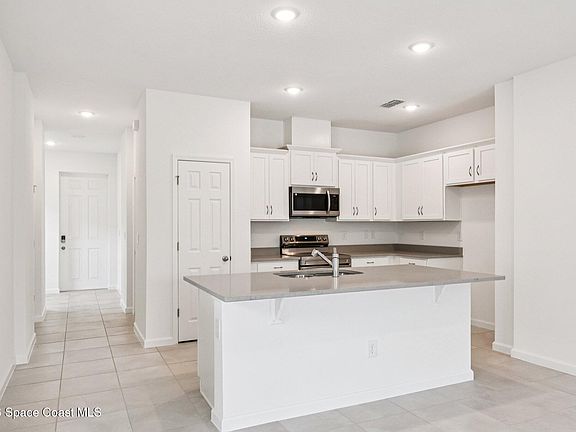 4th image of 468 Watermark Dr