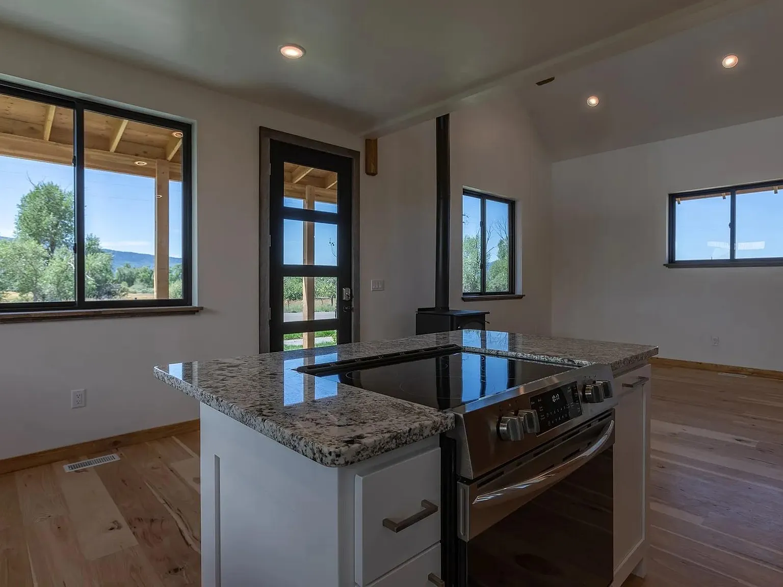 5 bed, 2210 sqft, $3,900 — Photo 4