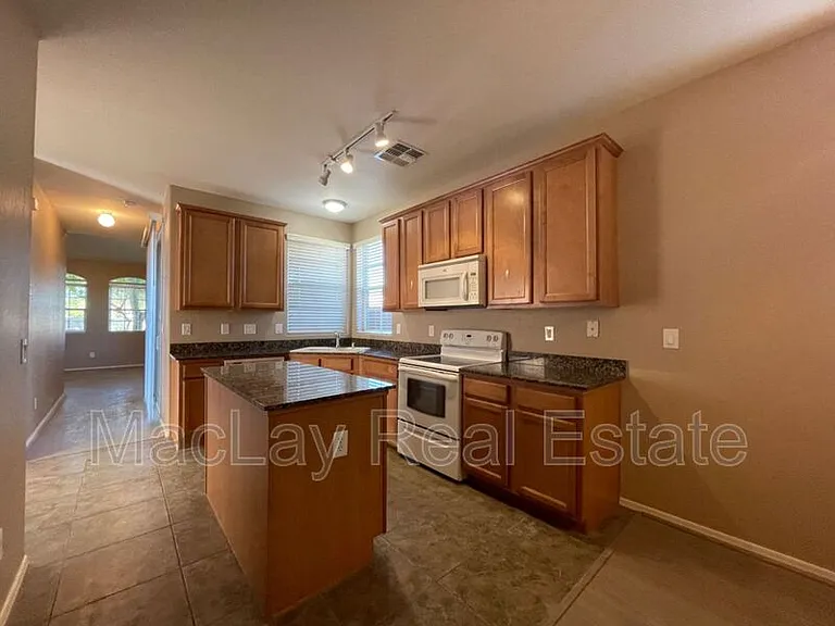 10024 E Isleta Ave — Photo 8