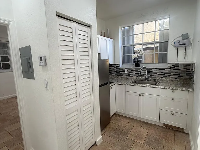 242 SW 15th Ave #A — Photo 7