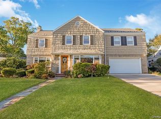 15 Combes Avenue, Rockville Centre, NY 11570