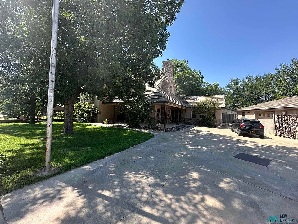 2nd image of 122 N La Huerta Cir