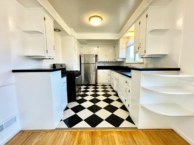 1266 N Laurel Ave #11 — Photo 8