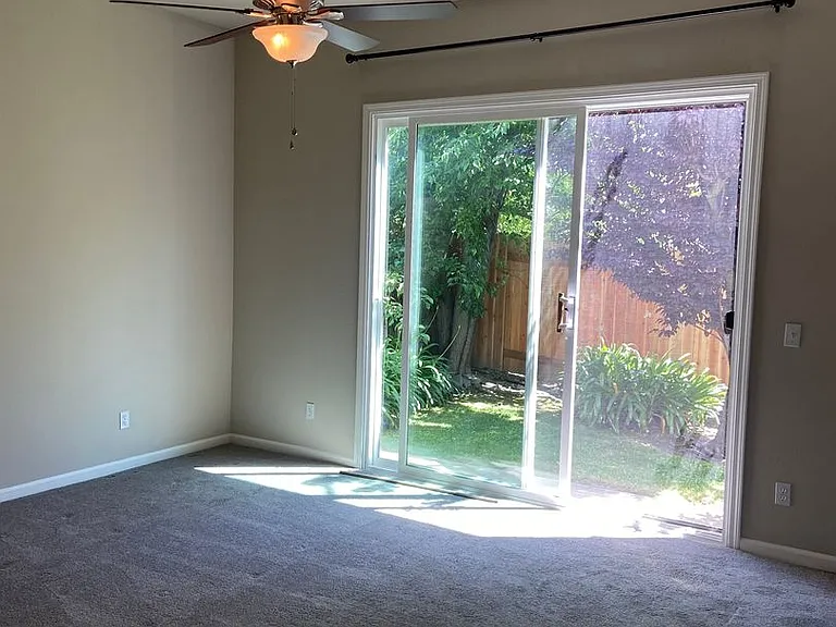 1030 Thompson Cir — Photo 11