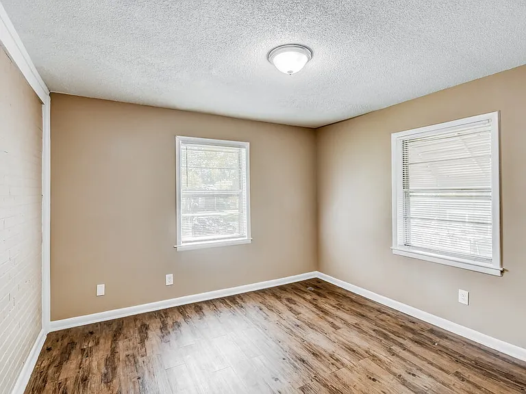 111 Meadowood Ave — Photo 9