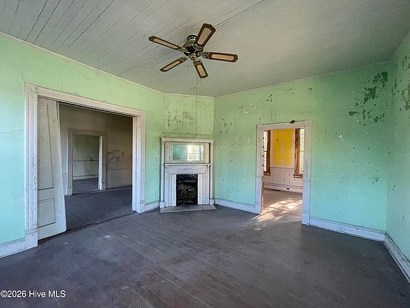 4th image of 211 White Oak Street