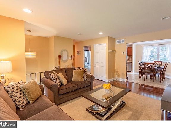 3rd image of 712 Elmtree Ln