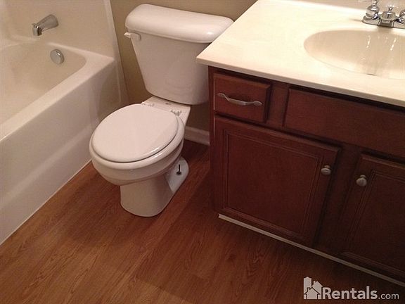 4th image of 1590 Alberta Dr