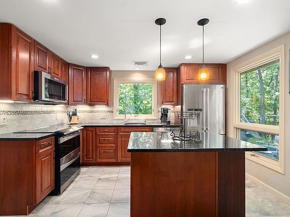 4th image of 94 Mayfair Dr