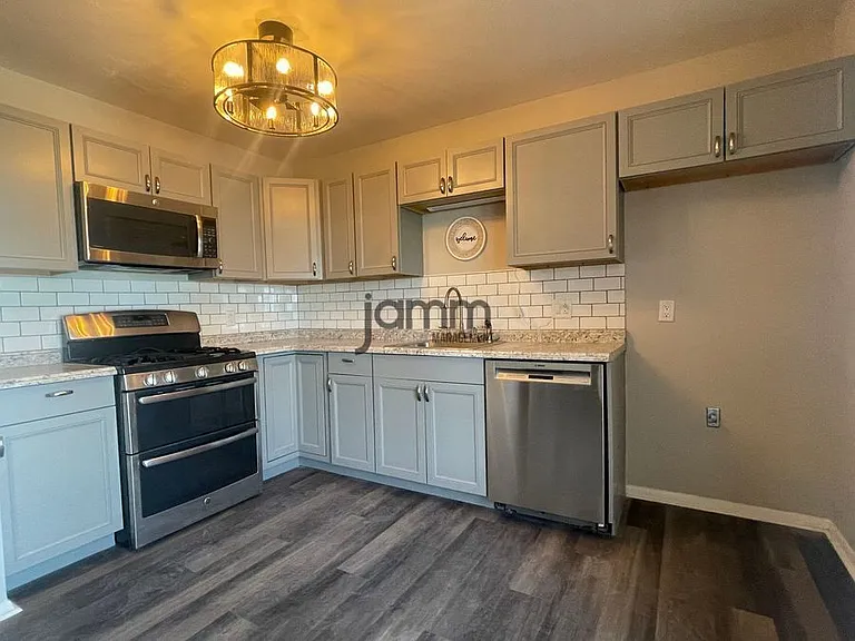 635 Yacavona St — Photo 6
