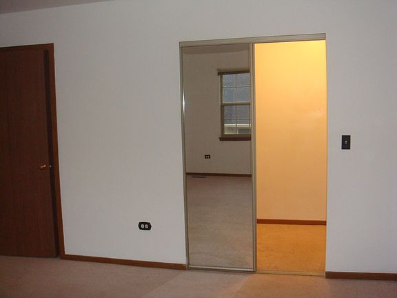 4th image of 1044 N Knollwood Dr