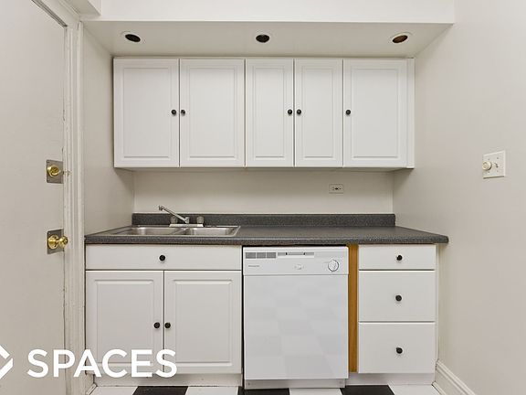 3rd image of 2207 W Montrose Ave #3EA