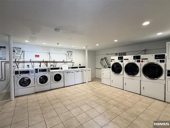 4th image of 974 Main St APT F6